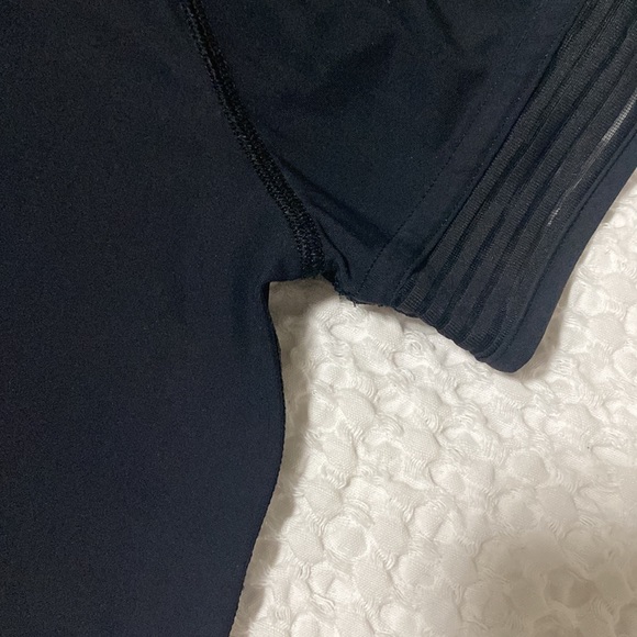 Lululemon Stripe In Stride Short Sleeve Black, size 6 - Picture 7 of 8